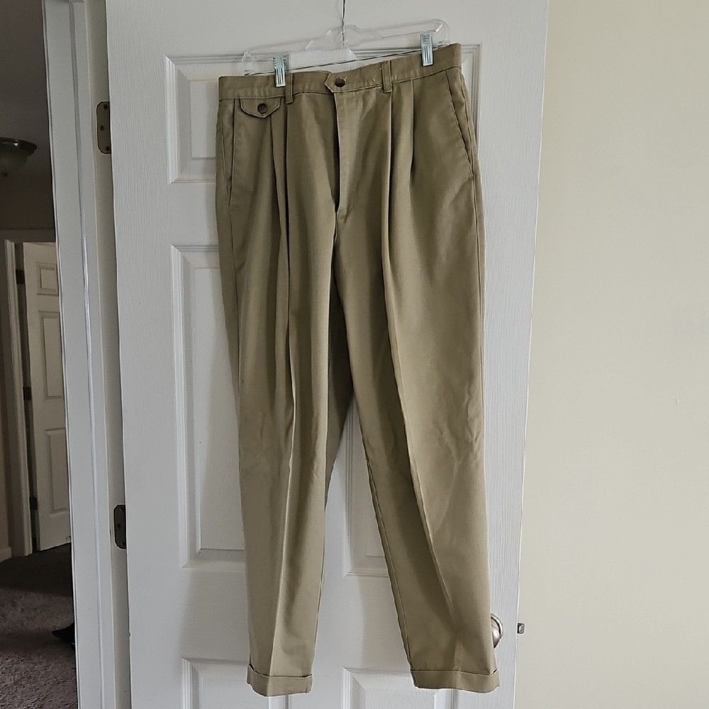 Dockers Men's Tan Pleated Pants